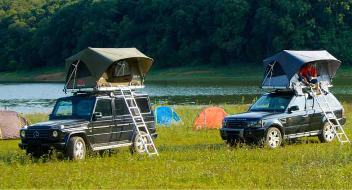 На открытом воздухе шатер туриста крыши автомобиля приключения, шатер верхней части крыши 2 человеков алюминиевый
