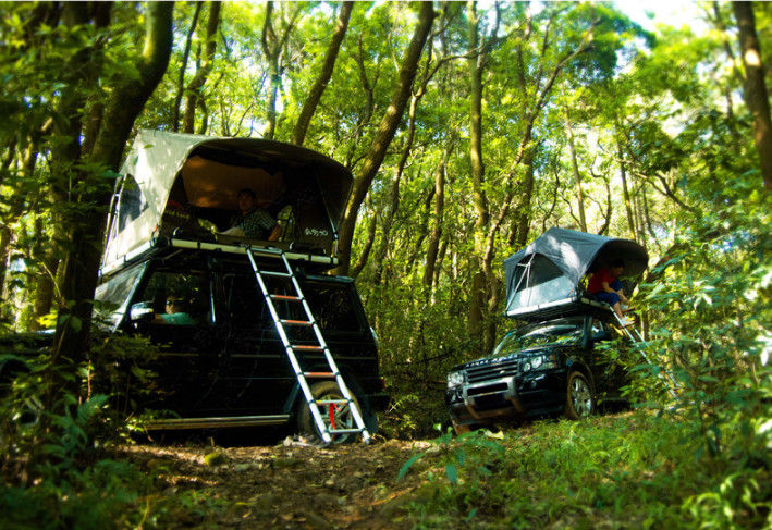 На открытом воздухе шатер туриста крыши автомобиля приключения, шатер верхней части крыши 2 человеков алюминиевый