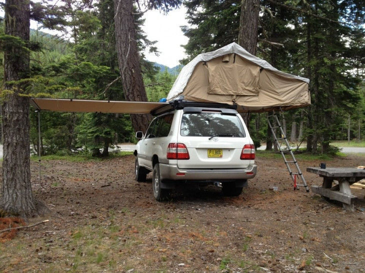 На открытом воздухе шатер верхней части крыши располагаясь лагерем автомобиля