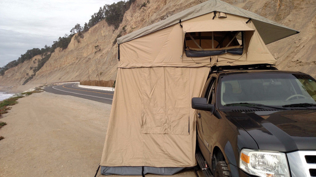 На открытом воздухе располагаясь лагерем шатер верхней части крыши кузова для верхней части одобренного КЭ Вранлер виллиса