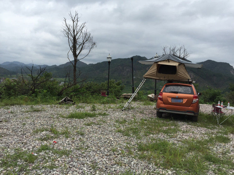 С шатра ТС16 верхней части крыши семейного автомобиля приключения дороги располагаясь лагерем