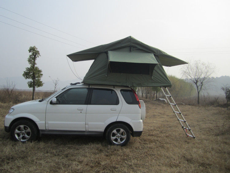 С шатра ТС16 верхней части крыши семейного автомобиля приключения дороги располагаясь лагерем